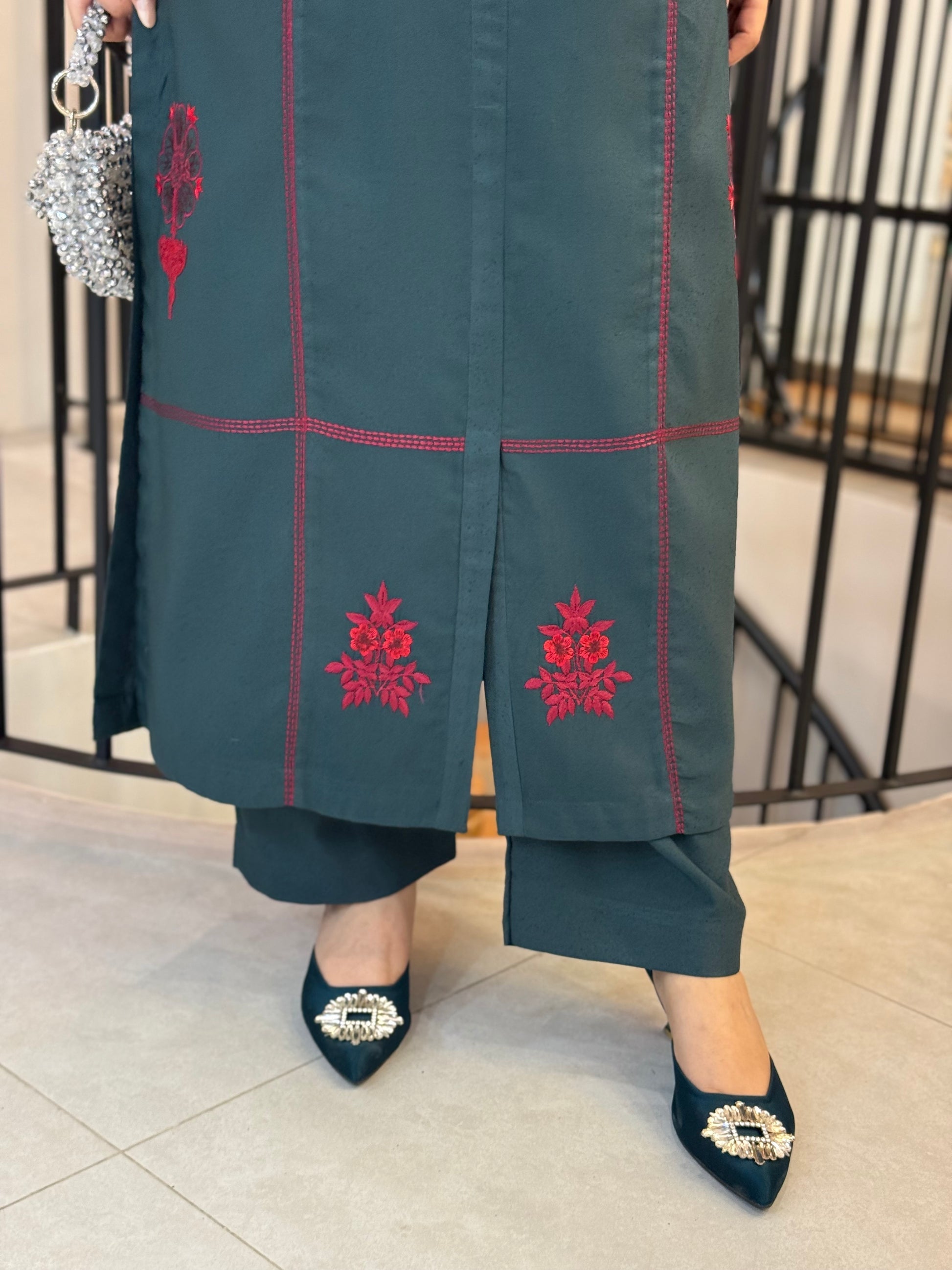 Aira Embroidered 2Pc